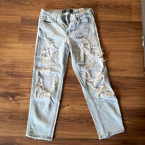 Hollister boyfriend jeans super cute and trendy